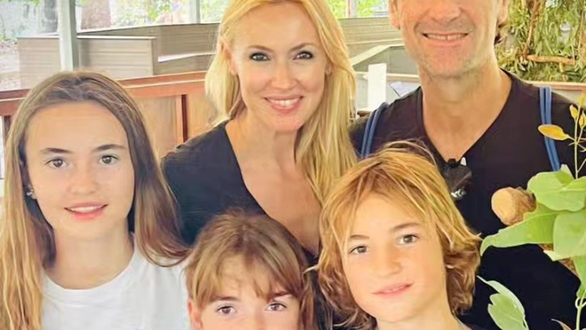Carolina Cerezuela y Carlos Moyà, junto a sus tres hijos