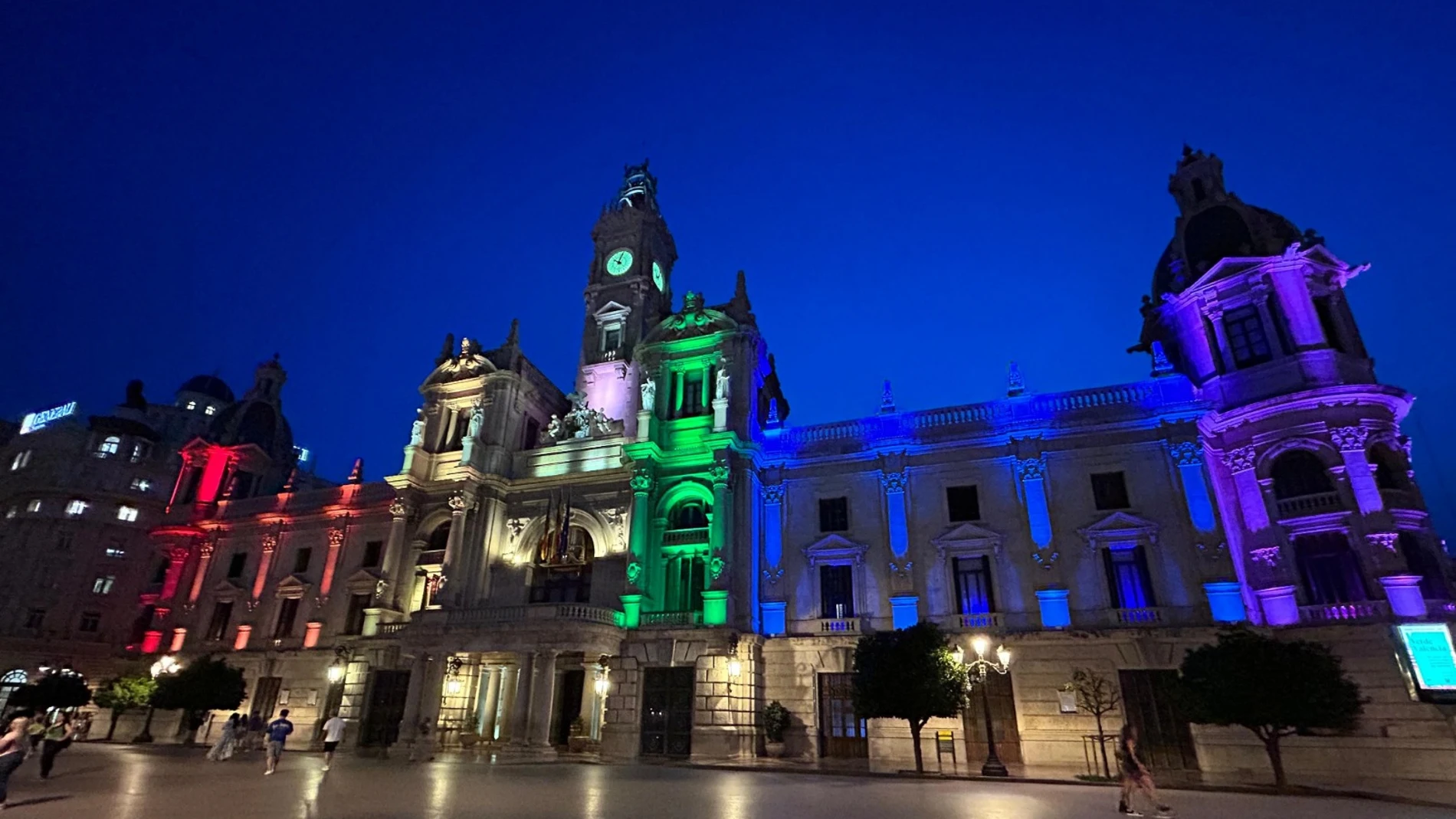 Imagen del Ayuntamiento de Valencia iluminado con los colores de la bandera LGTBI