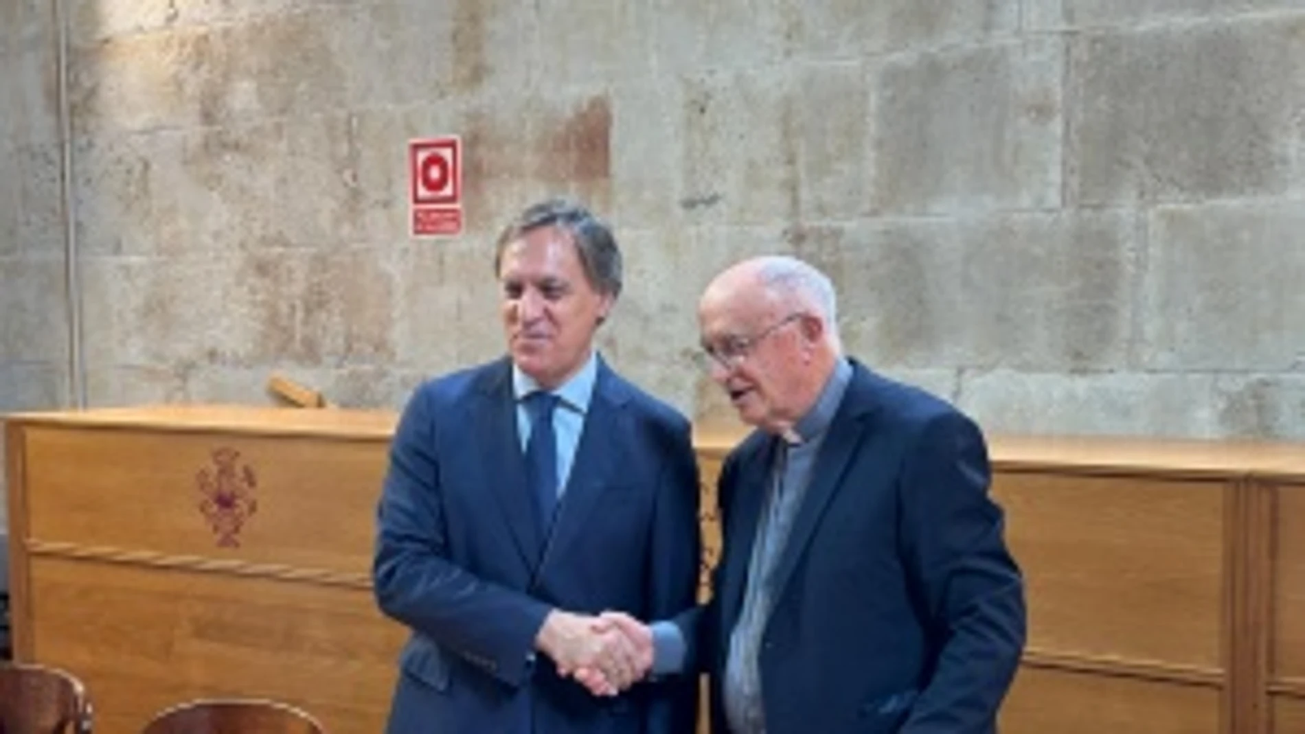 El alcalde de Salamanca, Carlos García Carbayo, y el deán del Cabildo de la Catedral, Antonio Matilla, suscriben el acuerdo de colaboración