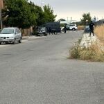 Dispositivo policial desplegado alrededor del chalé donde se atrinchera un okupa en Sonseca (Toledo)
