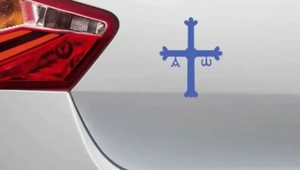 Pegatina de una cruz que muchos asturianos llevan en el coche