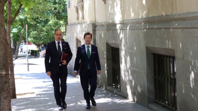 El decano del ICAM, Eugenio Ribón (izda.) acudió al TSJ de Madrid a ratificar su querella contra los dos fiscales