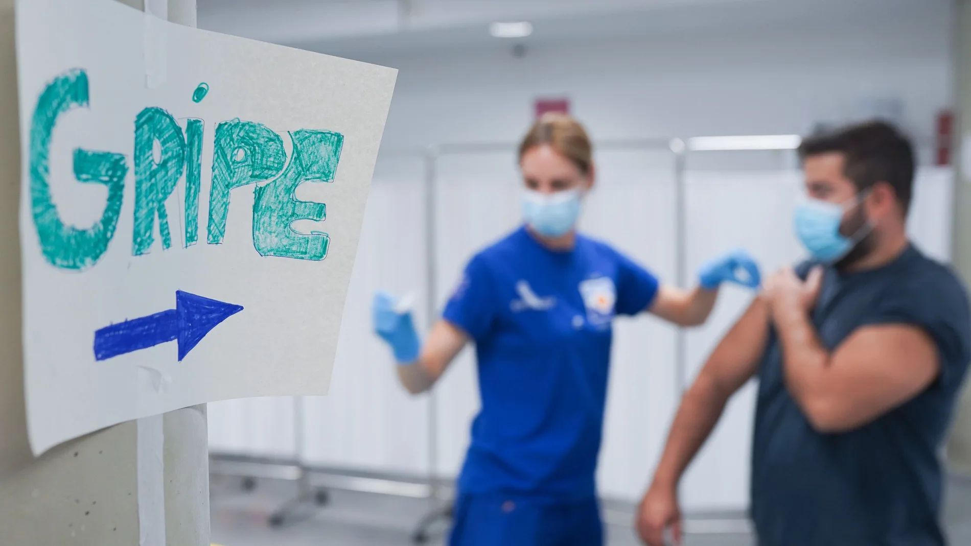 Una `persona se vacuna con la tercera dosis Covid y la vacuna de la gripe