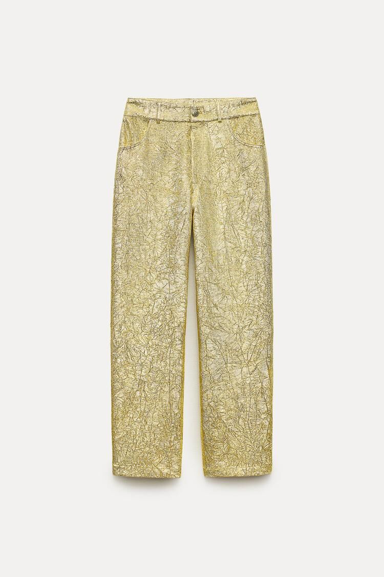 Pantalón dorado.