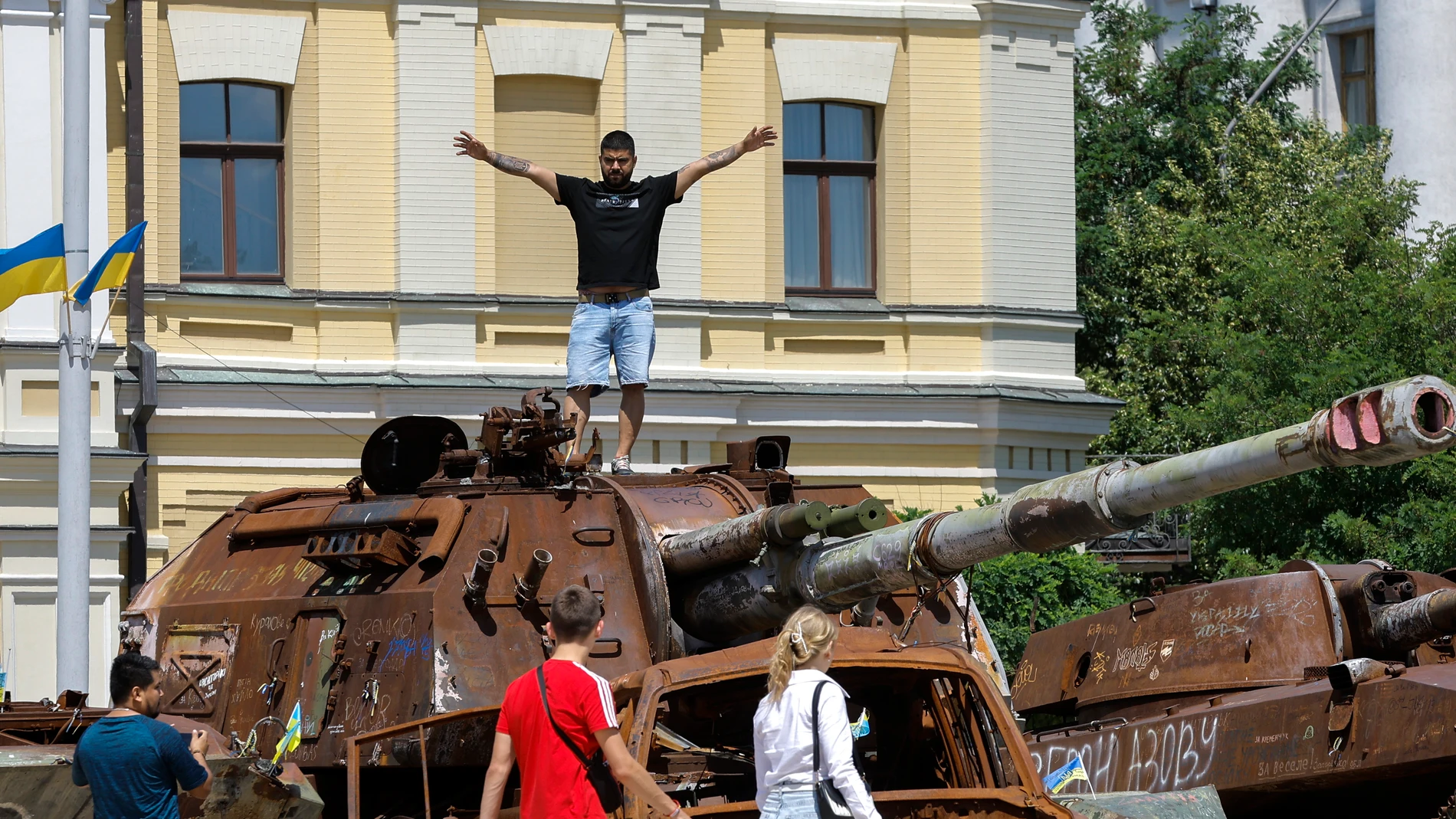 Kyiv (Ukraine), 28/06/2024.- A man poses for a photo on top of a destroyed Russian military machine on display near the St. Mykhailivsky Cathedral in downtown Kyiv, Ukraine, 28 June 2024, amid the Russian invasion. Russian troops entered Ukrainian territory on 24 February 2022, starting a conflict that has provoked destruction and a humanitarian crisis. (Rusia, Ucrania, Kiev) EFE/EPA/SERGEY DOLZHENKO