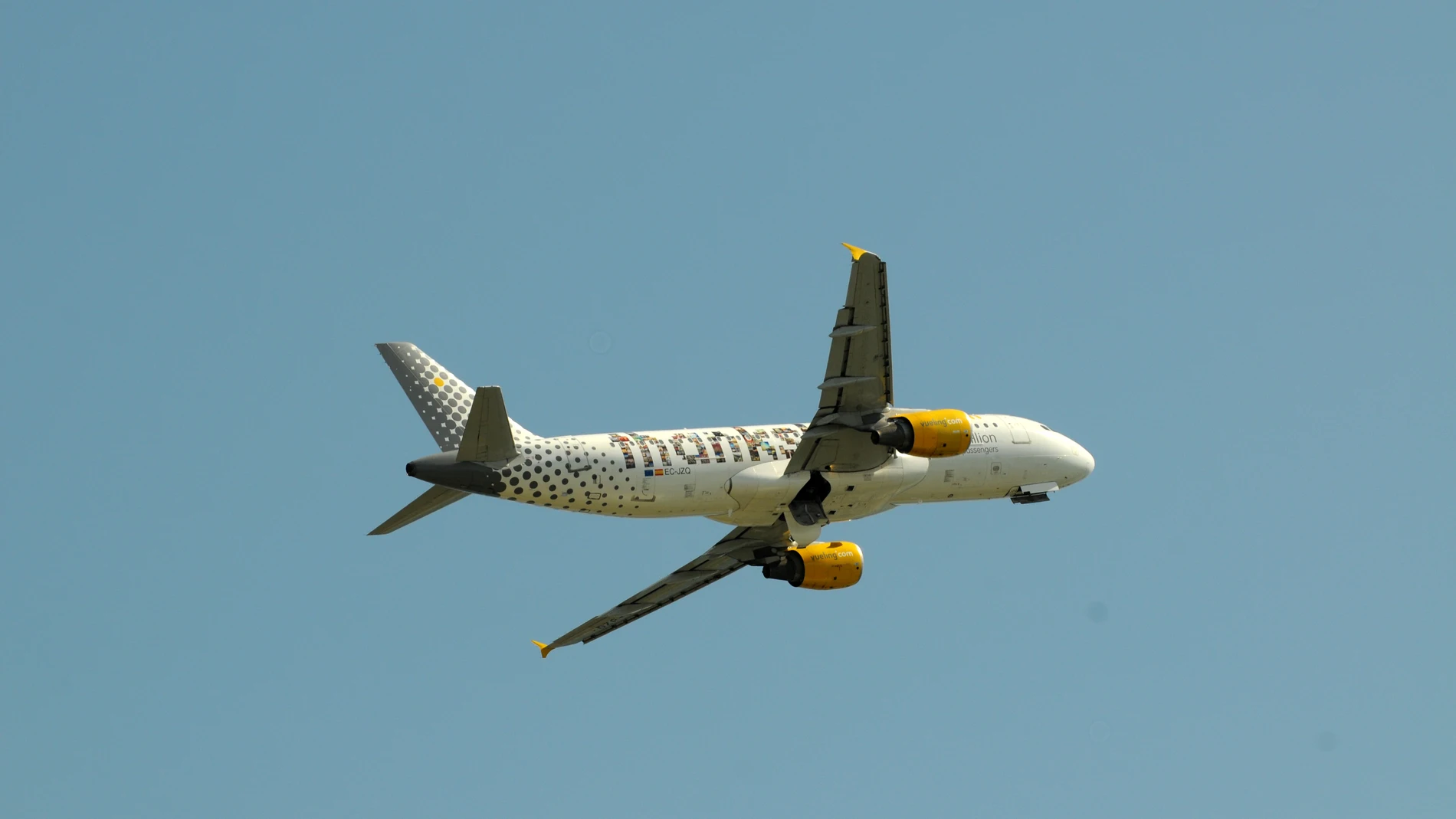 Avión de Vueling con el mensaje "Gracias" en inglés