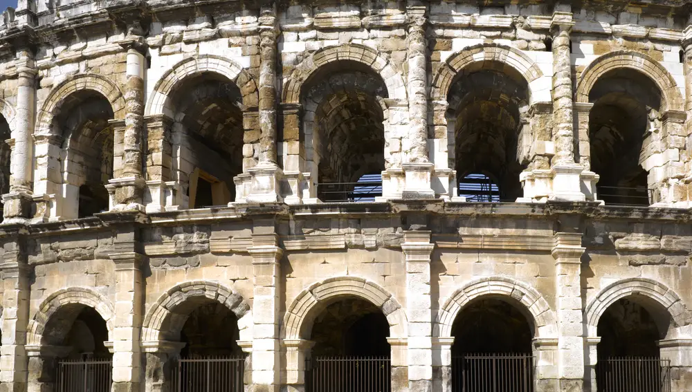 El Coliseo de Roma es el más famoso de todos, pero en otros países, existen anfiteatros de la época del Imperio Romano que incluso están mejor conservados