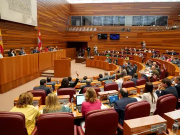 Procuradores en un Pleno de las Cortes regionales en la última legislatura Procuradores en un Pleno de las Cortes regionales en la última legislatura