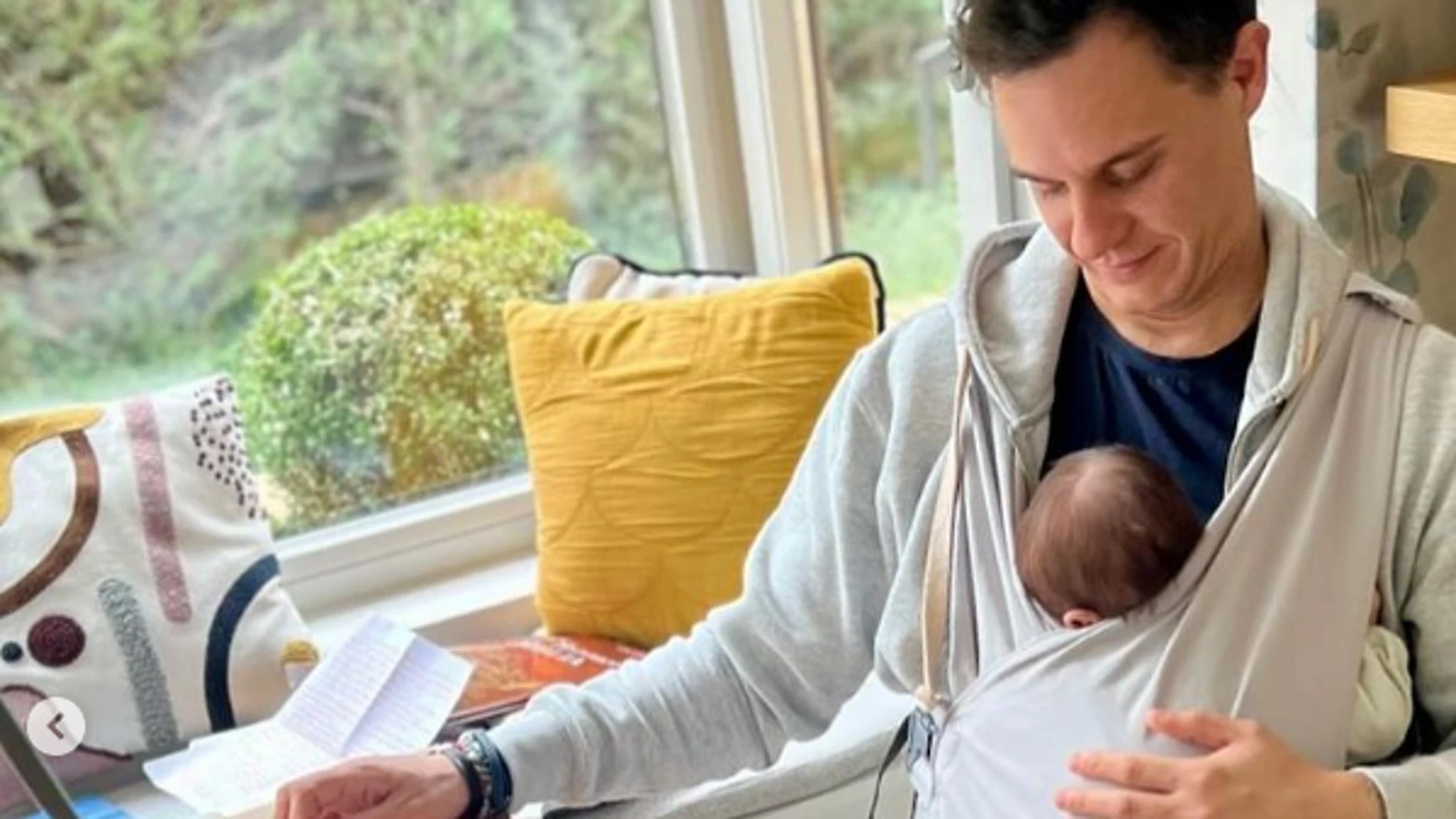 Christian Gálvez con su hijo en brazos