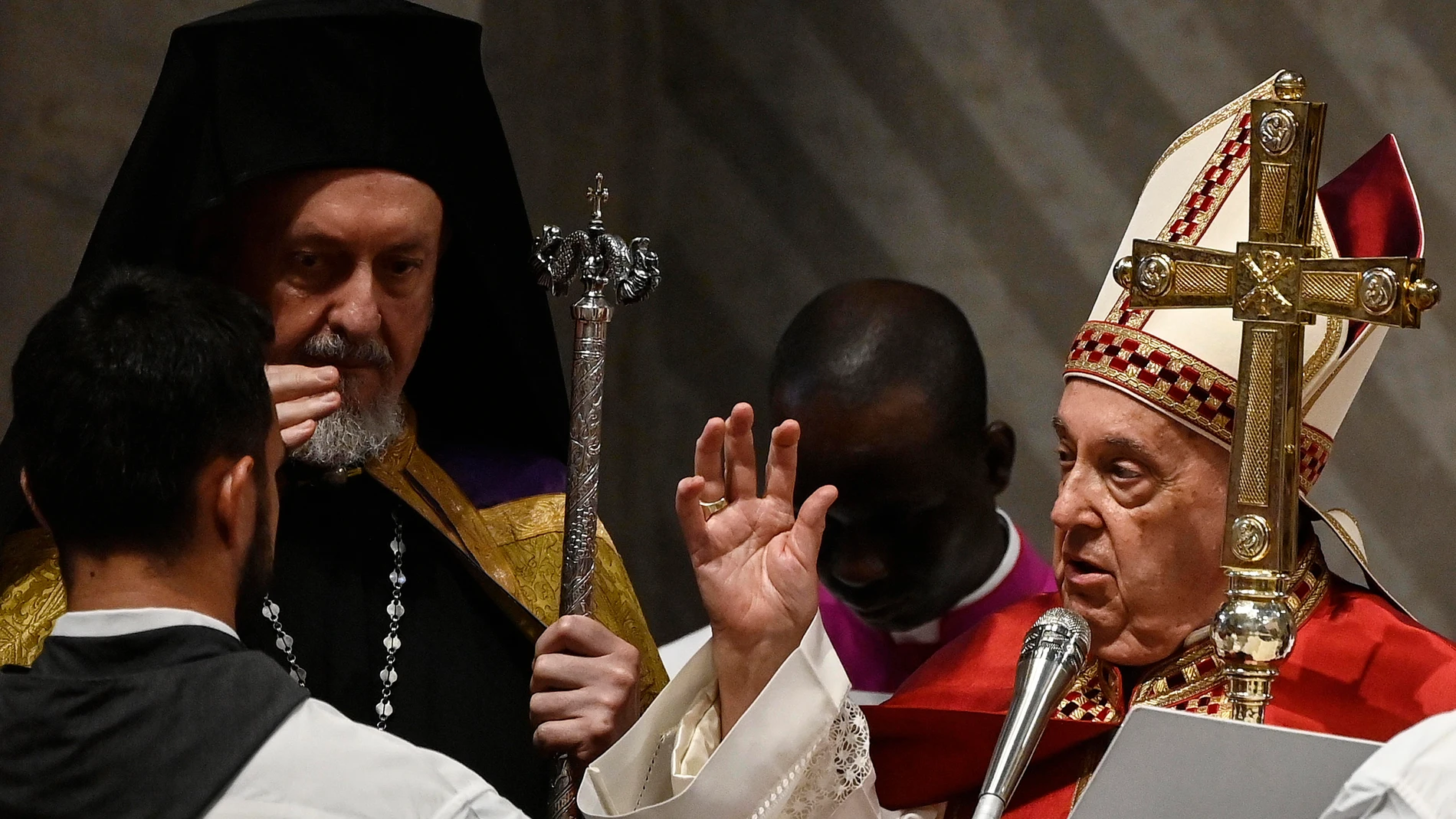 -FOTODELDÍA- CIUDAD DEL VATICANO, 29/06/2024.- El Papa Francisco (d) y el obispo de Constantinopla Emmanuel de Calcedonia (i) asisten a la Misa solemne de los Santos Pedro y Pablo en la Basilica de San Pedro, Ciudad del Vaticano. EFE/RICCARDO ANTIMIANI
