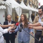 La vicesecrataria de Educación del PP, Ester Muñoz tras visitar unos puestos artesanales en Léon.