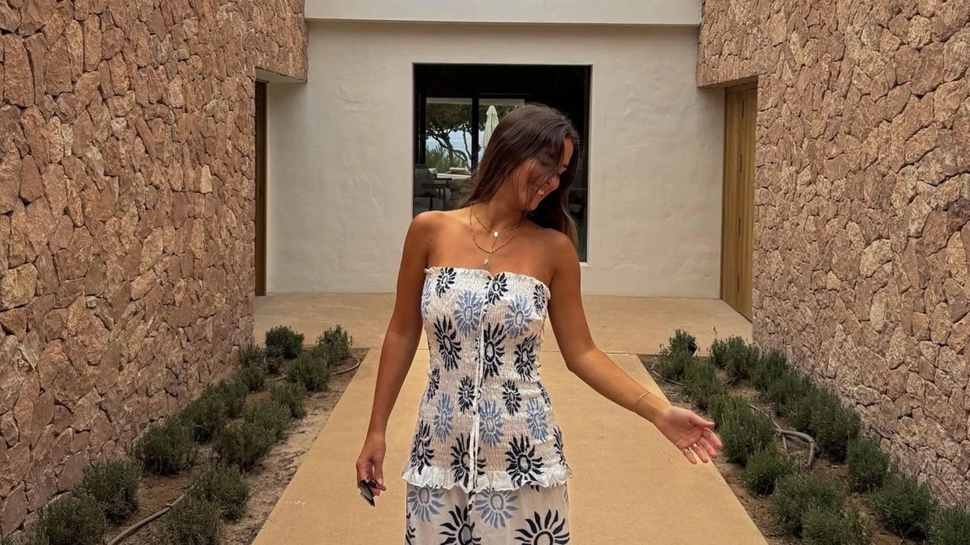 La influencer con un precioso vestido largo en Formentera.