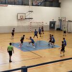 Jugada en ataque del Handbol Club Sant Llorenc durante la final juvenil masculina del torneo