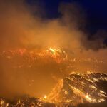 Imágenes del trabajo anoche de la unidad de bomberos forestales de Enguera en el incendio de una planta de compostaje de Llutxent