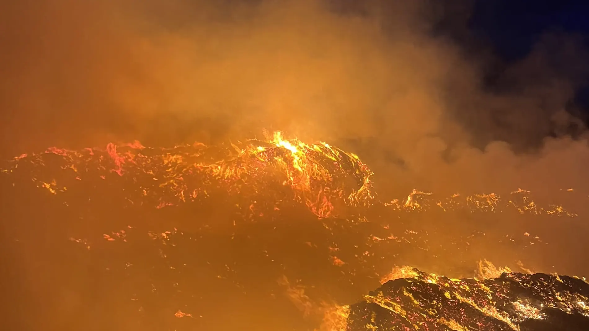 Imágenes del trabajo anoche de la unidad de bomberos forestales de Enguera en el incendio de una planta de compostaje de Llutxent