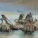 Un río se lleva por delante un tanque T-72 de la India que participaba en unas maniobras
