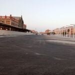 La antigua estación de ferrocarril de Almería frente a la estación provisional