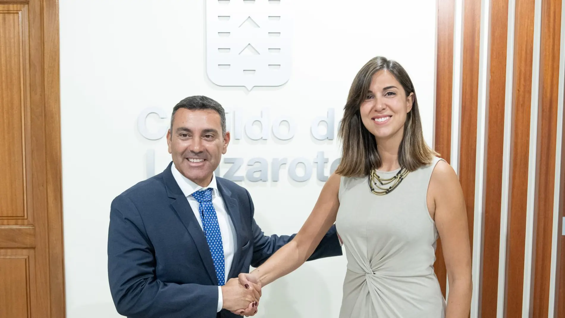 La concejala de Turismo de Valladolid, Blanca Jiménez y el presidente del Cabildo de Lanzarote Oswaldo Betancort, suscriben un acuerdo de colaboración