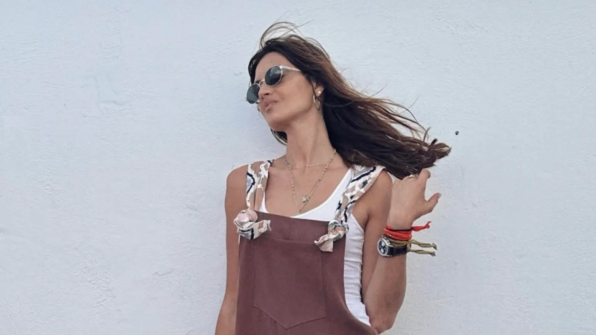 Amantes del estilo boho chic os va a encantar el mono que Sara Carbonero ha combinado con Converse.