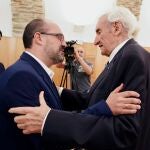 El alcalde de Ponferrada, Marco Morala, saluda a Luis del Olmo en presencia del consejero Suárez-Quiñones