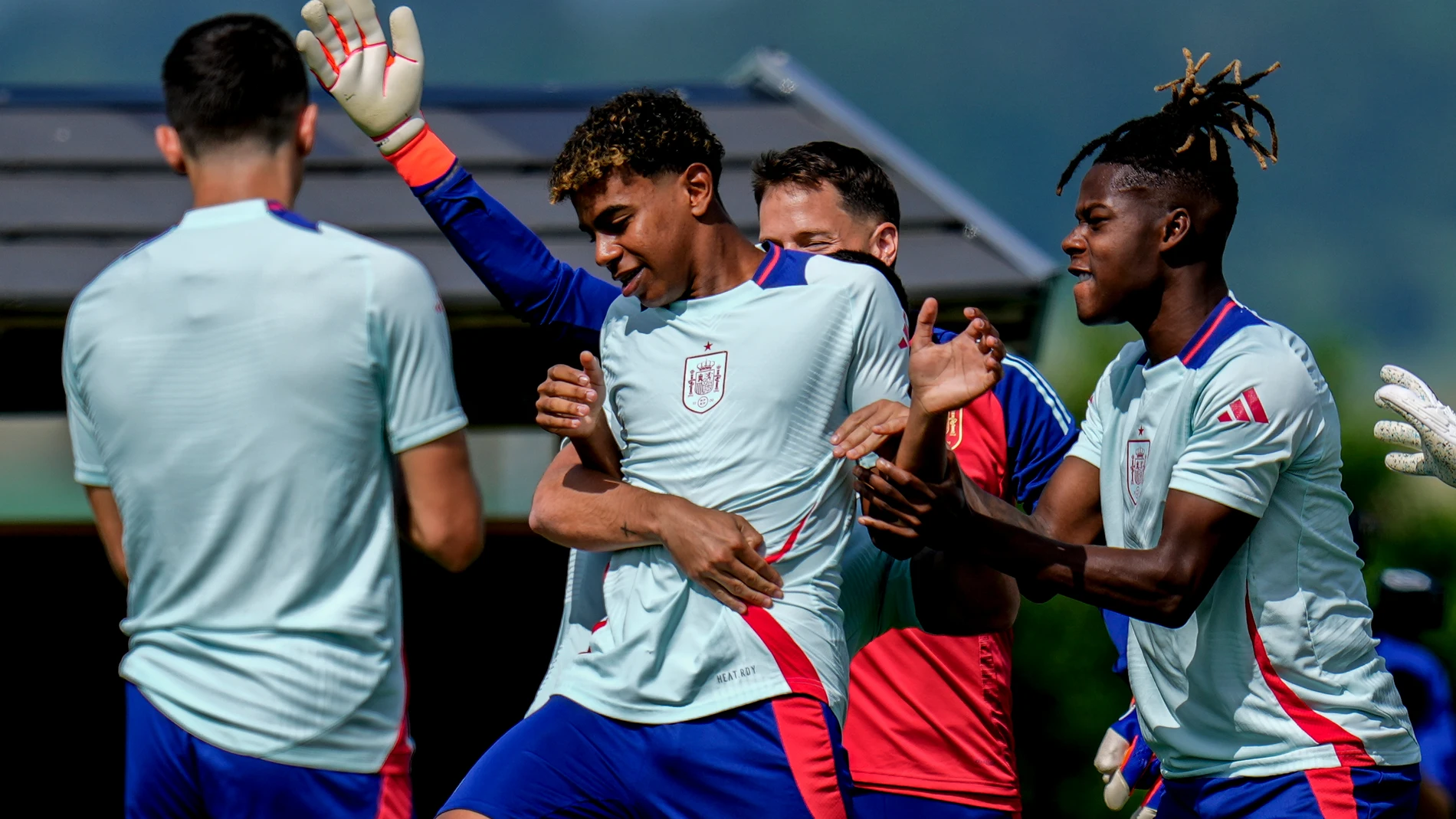 Spain's Lamine Yamal, center, jokes with his teammate Spain's Nico Williams during a training session ahead of Sunday's Euro 2024, round of 16 soccer match against Georgia in Donaueschingen, Germany, Saturday, June 29, 2024. (AP Photo/Manu Fernandez)