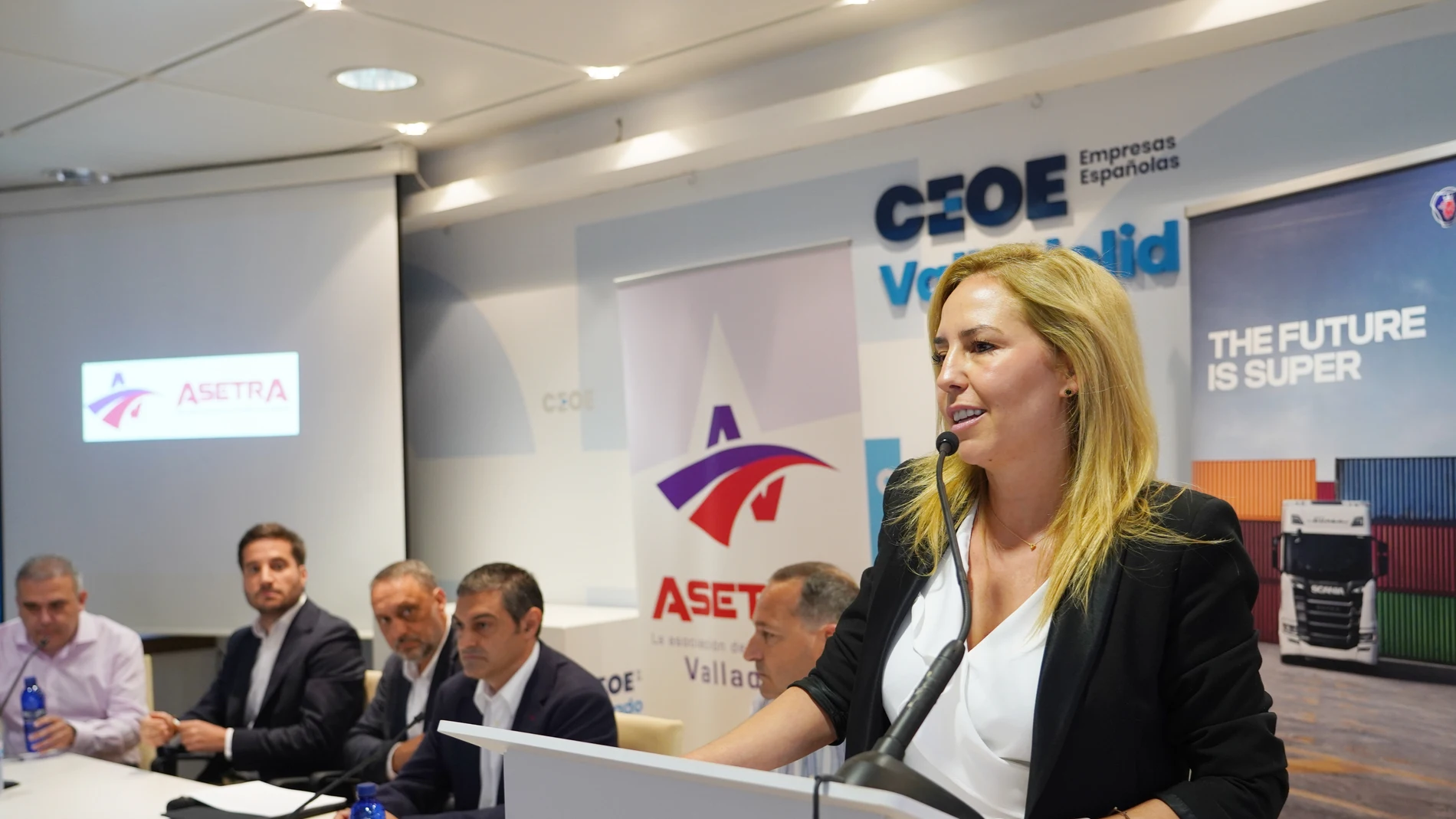 La presidenta de la Asociación Empresarial de Transportes en Valladolid (Asetra) Virginia Muñoz inaugura la jornada ‘Sobrevivir a los retos del transporte de mercancías’