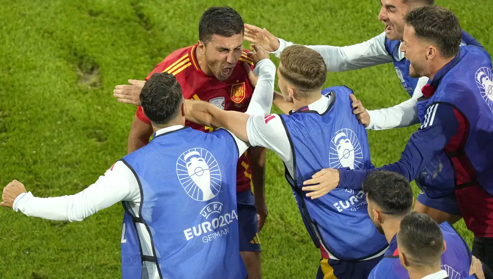 Rodrigo Hernández se abraza con varios compañeros tras el gol del empate