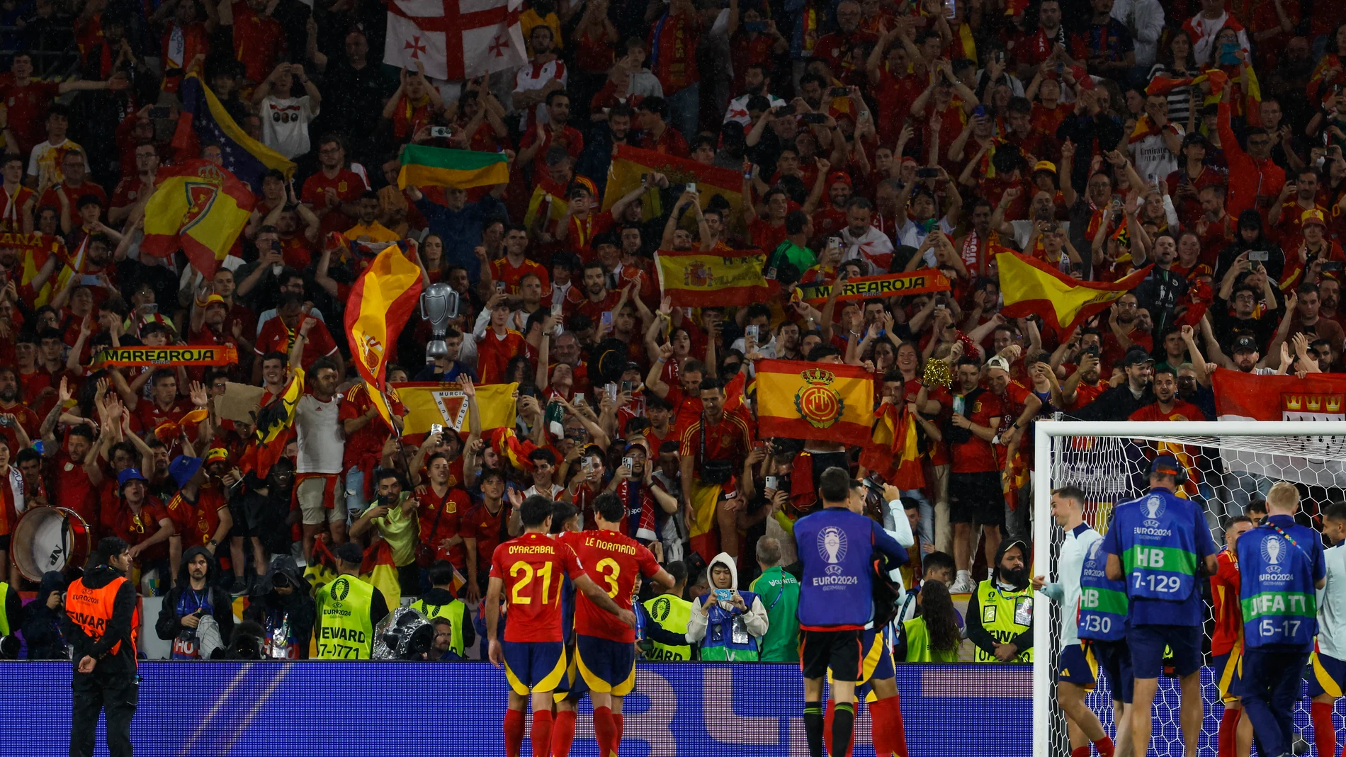 Los jugadores de la selección española celebran con la hinchada la victoria ante Georgia