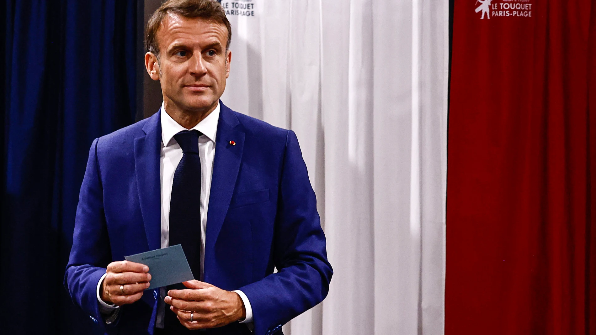 Le Touquet-paris-plage (France), 30/06/2024.- French President Emmanuel Macron prepares to cast his vote in the first round of the early French parliamentary elections, in Le Touquet-Paris-Plage, northern France, 30 June 2024. France on 30 June holds the first round of snap parliamentary elections called by President Emmanuel Macron, after dissolving the National Assembly on 09 June 2024. (Elecciones, Francia) EFE/EPA/YARA NARDI / POOL MAXPPP OUT