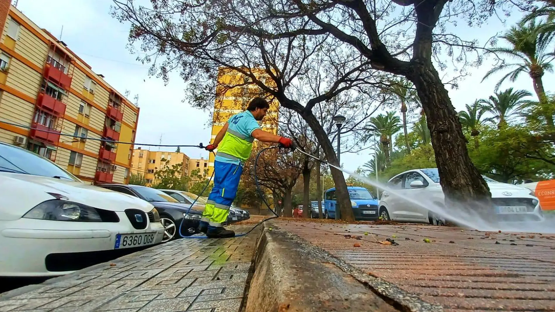Los operarios del Servicio de Limpieza Viaria utilizarán gorra para protegerse del sol y podrán realizar pausas de hidratación a demanda