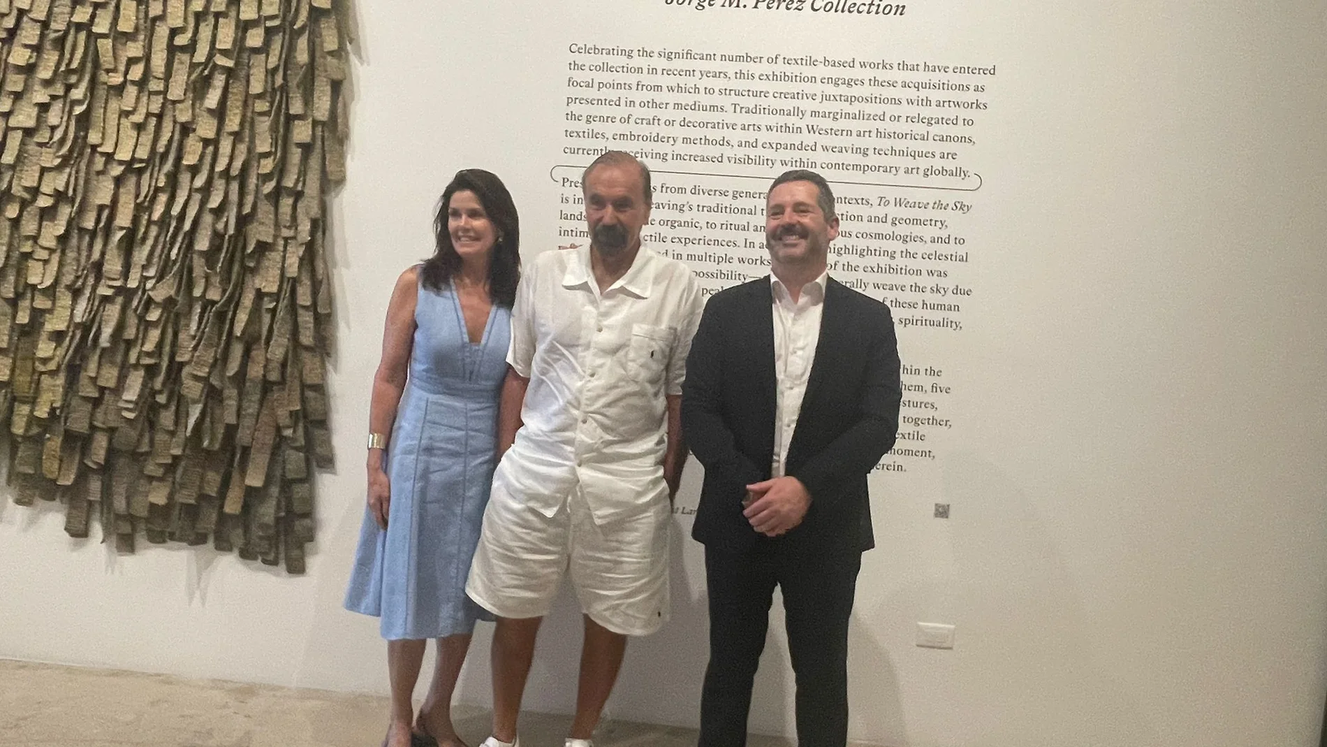 Jorge Pérez, junto a su esposa Darlene y el consejero de Cultura, Turismo y Deporte, Mariano de Paco, en el Espacio 23 de Miami