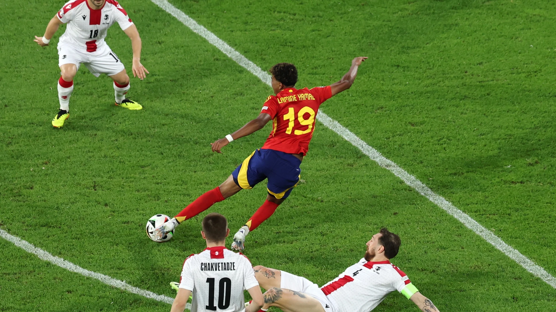 Lamine Yamal: de desmontar a Georgia con sus regates al piedra, papel o tijera con Nico Williams