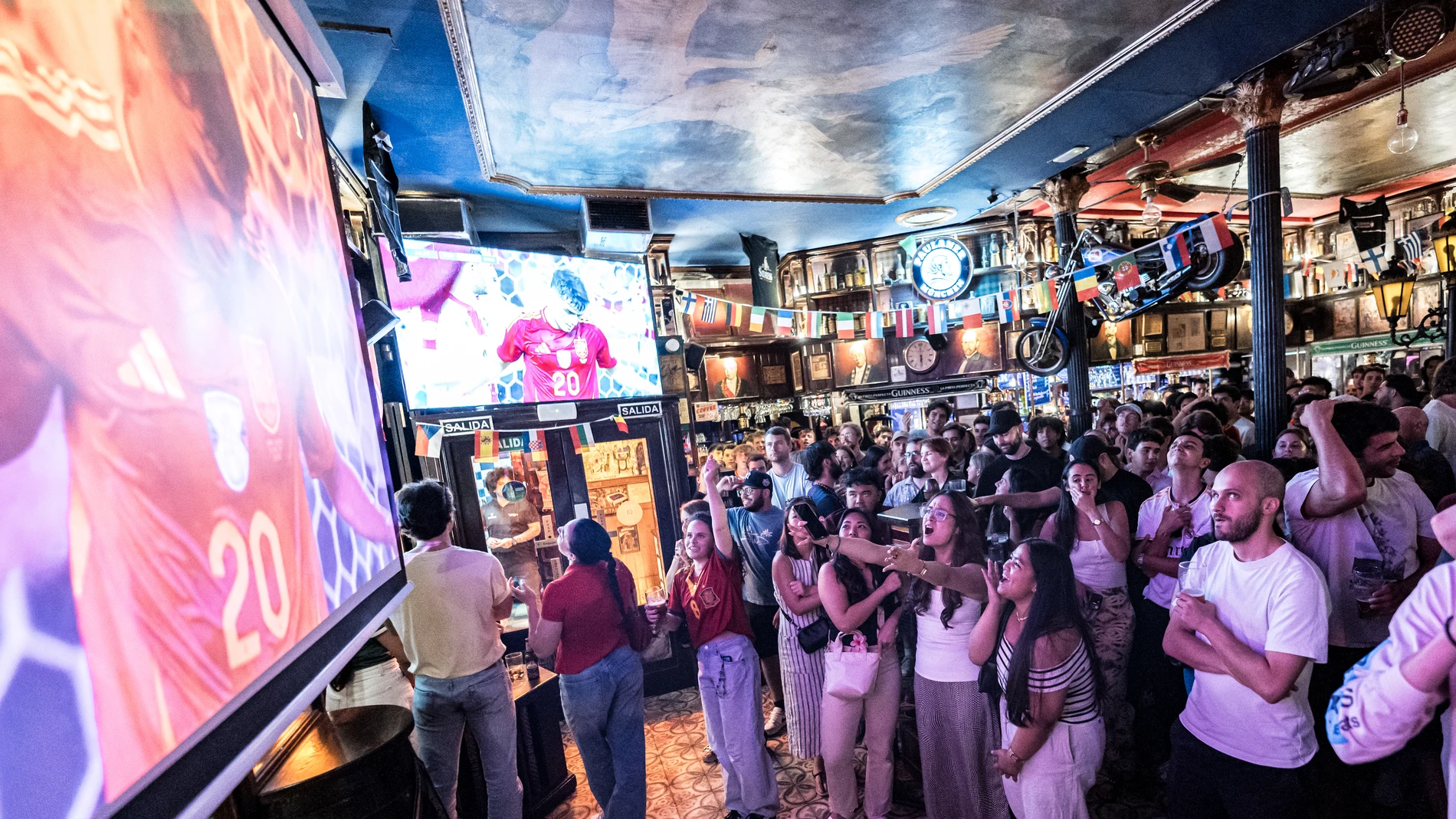 Varios aficionados ven por televisión el partido entre España y Georgia de la Eurocopa 2024, en el restaurante 'La Fontana de Oro', a 30 de junio de 2024, en Madrid (España). La selección española masculina de fútbol juega el partido de octavos de final de la Eurocopa 2024 de España contra Georgia. En el partido está en juego la clasificación para los cuartos de final contra Alemania el próximo viernes 5 de julio. 30 JUNIO 2024;ESPAÑA;PARTIDO;OCTAVOS;FINAL;ESPAÑA;GEORGIA Diego Radamés / Eur...