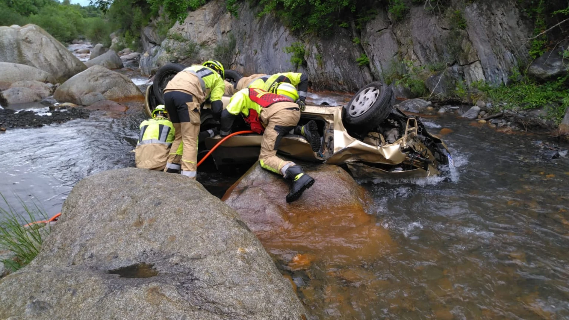 Benaasque (Huesca), 30/06/2024.- Tres personas, dos hombres y una mujer, han fallecido este domingo en un accidente de tráfico registrado este domingo en la carretera A-139, término municipal pirenaico de Benasque (Huesca), al salirse el turismo en el que se desplazaban por la margen derecha de la calzada y caer veinte metros hasta el cauce del río Ésera. EFE/Bomberos de la Diputación de Huesca