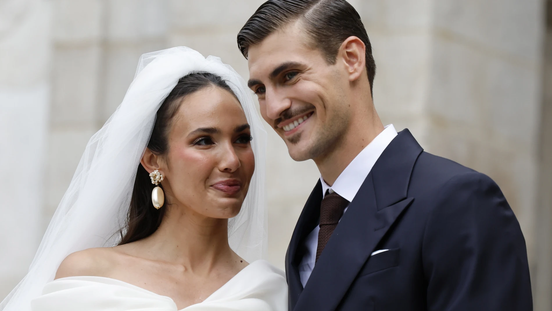 Los 3 vestidos de novia de Ana Moya, una maravilla de la alta costura tras otra.
