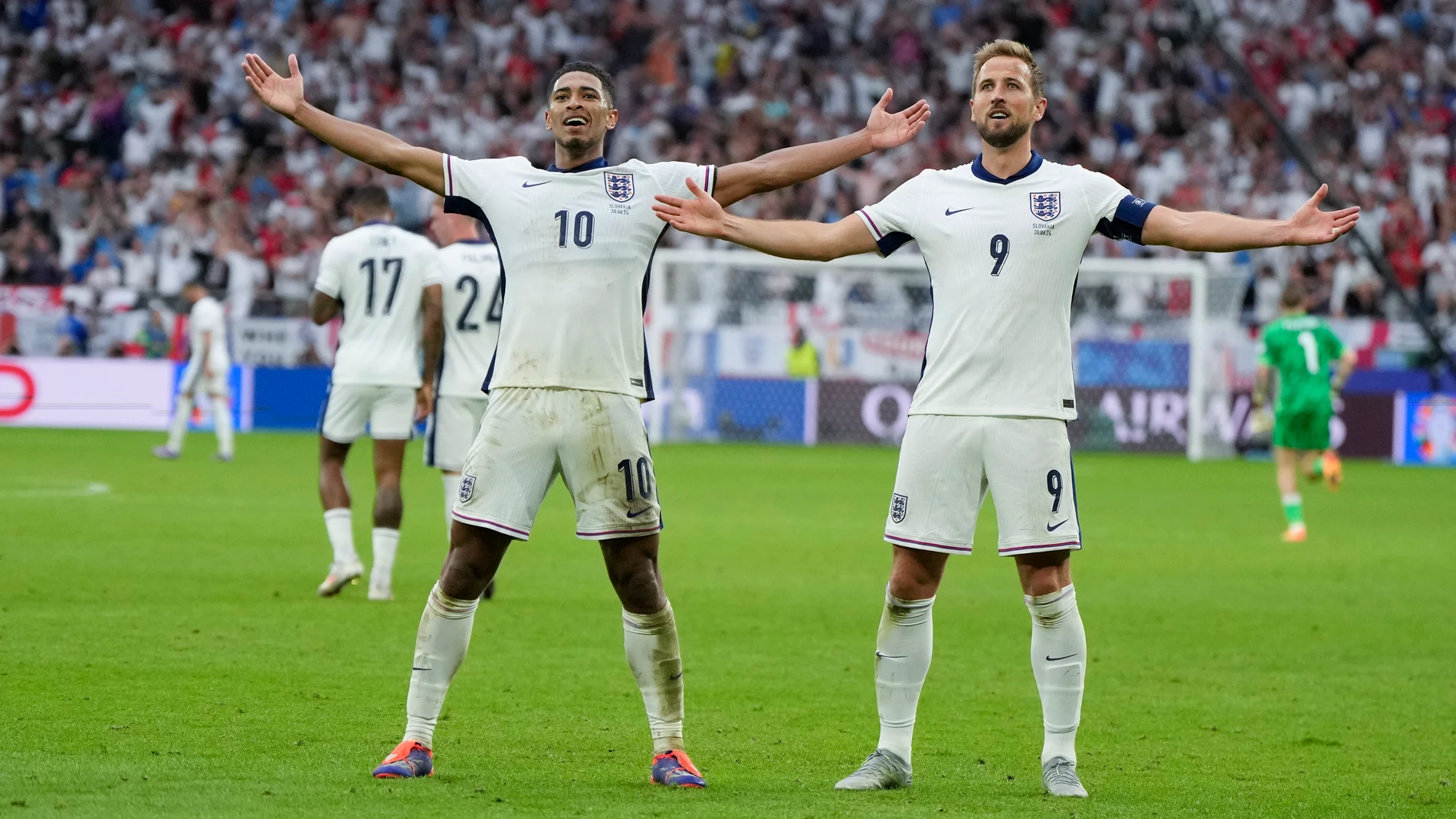 England's Jude Bellingham, left, celebrates his goal with Harry Kane during a round of sixteen match between England and Slovakia at the Euro 2024 soccer tournament in Gelsenkirchen, Germany, Sunday, June 30, 2024. (AP Photo/Matthias Schrader)