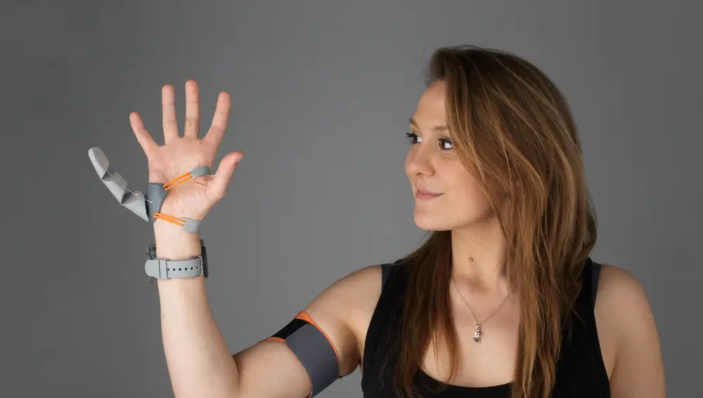 Danielle Clode mostrando su "tercer pulgar".