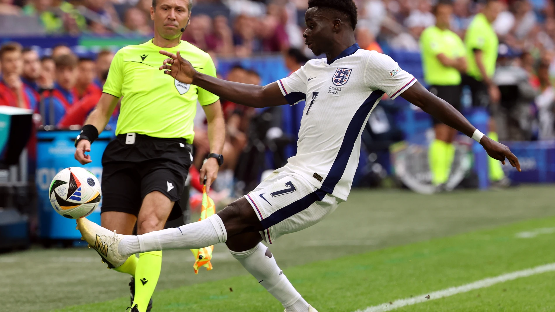 Gelsenkirchen (Germany), 30/06/2024.- Bukayo Saka of England in action during the UEFA EURO 2024 Round of 16 soccer match between England and Slovakia, in Gelsenkirchen, Germany, 30 June 2024. (Alemania, Eslovaquia) EFE/EPA/FRIEDEMANN VOGEL