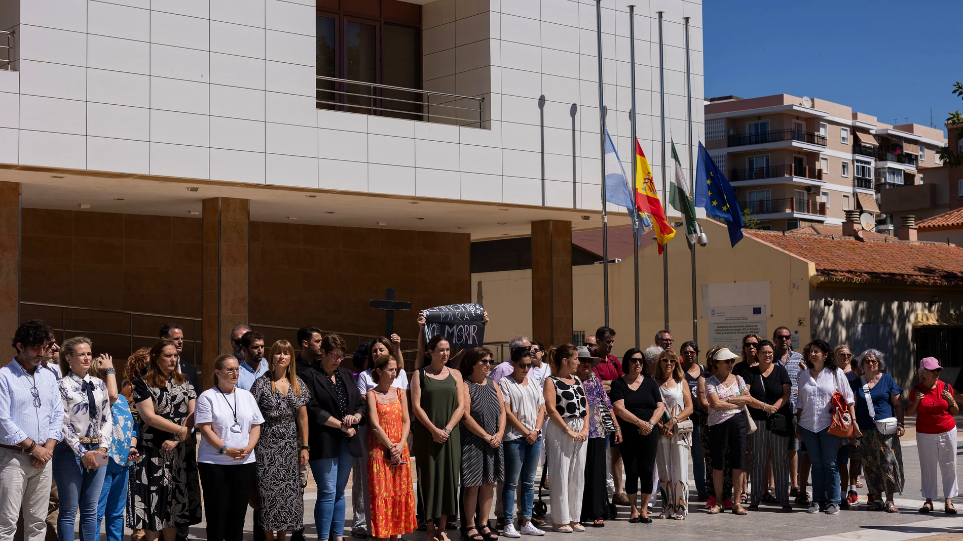 GRAF9754. FUENGIROLA (MÁLAGA), 30/06/2024.- Minuto de silencio a las puertas del Ayuntamiento de Fuengirola por la muerte de una mujer de 76 años este viernes pasado en una vivienda de Fuengirola (Málaga) a manos de su pareja, un hombre de 75 años que supuestamente la ha estrangulado y posteriormente se ha intentado suicidar ingiriendo pastillas. EFE/Carlos Díaz