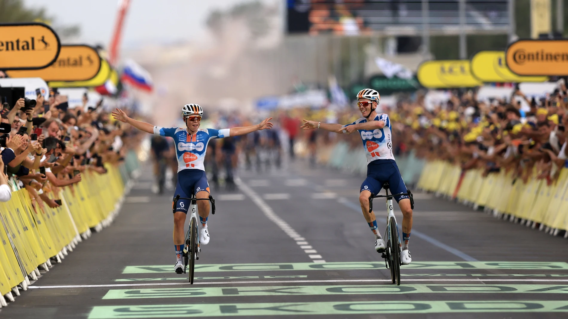 -FOTODELDÍA- Rimini (Italy), 29/06/2024.- El francés Romain Bardet (d), de DSM, celebra al cruzar la meta junto a su compañero el nerlandés Frank van den Broek para ganar la primera etapa del Tour de Francia 2024 este sábado, entre Florencia y Rimini (Italia). EFE/EPA/GUILLAUME HORCAJUELO
