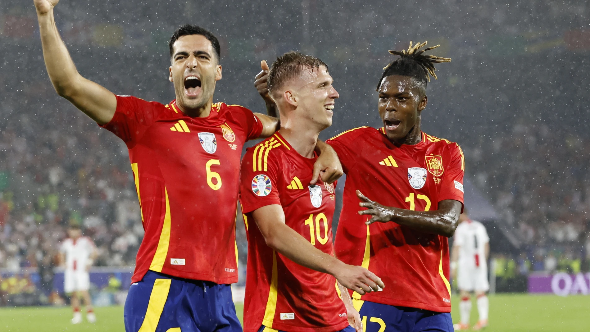 Cologne (Germany), 30/06/2024.- Dani Olmo of Spain (C) celebrates with teammates Mikel Merino (L) and Nico Williams (R) after scoring the 4-1 goal during the UEFA EURO 2024 Round of 16 soccer match between Spain and Georgia, in Cologne, Germany, 30 June 2024. (Alemania, España, Colonia) EFE/EPA/ROBERT GHEMENT