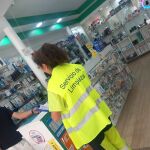 Una operaria de Valladolid explica el servicio a uno de los establecimientos