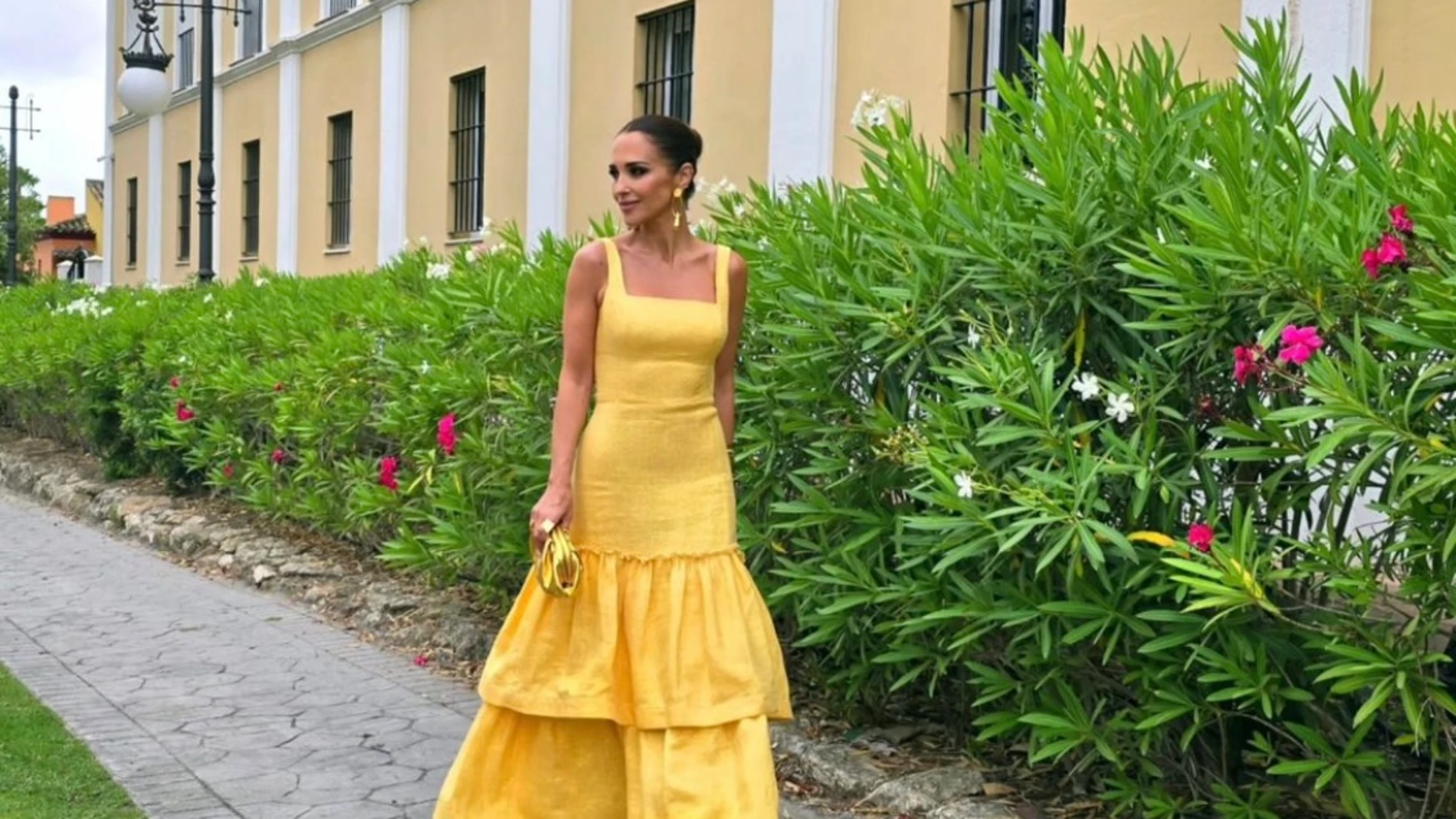 El look de Paula Echevarría en la comunión de la nieta de 'El Turronero'.