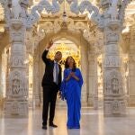 El primer ministro británico, Rishi Sunak (izq.), y su esposa, Akshata Murty, visitan el BAPS Shri Swaminarayan Mandir de Londres el 29 de junio de 2024