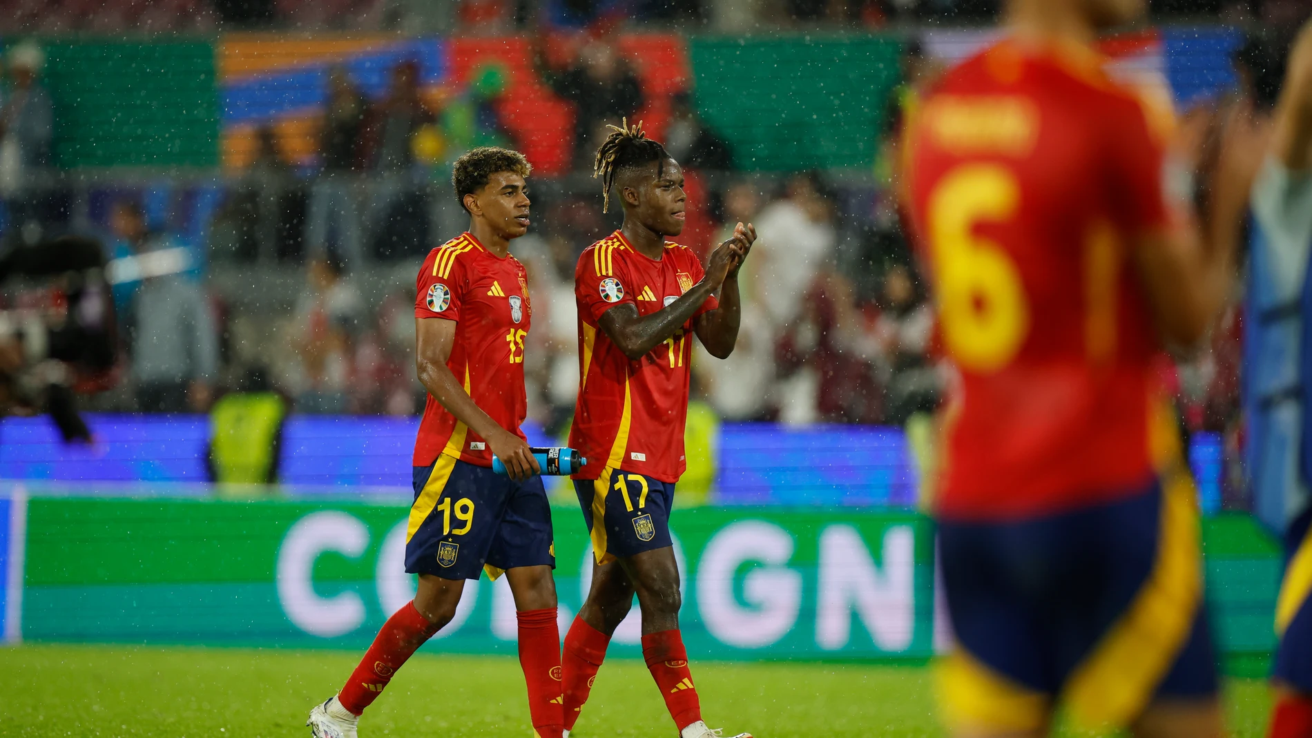COLONIA (ALEMANIA), 30/06/2024.- Los jugadores de la selección española Lamine Yamal (i) y Nico Williams, al finalizar el partido de octavos de final de la Eurocopa que las selecciones de España y Georgia disputan este domingo en Colonia. EFE/Alberto Estévez