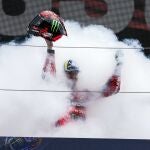 Bagnaia apareció en el podio de Assen en medio de una nube de humo
