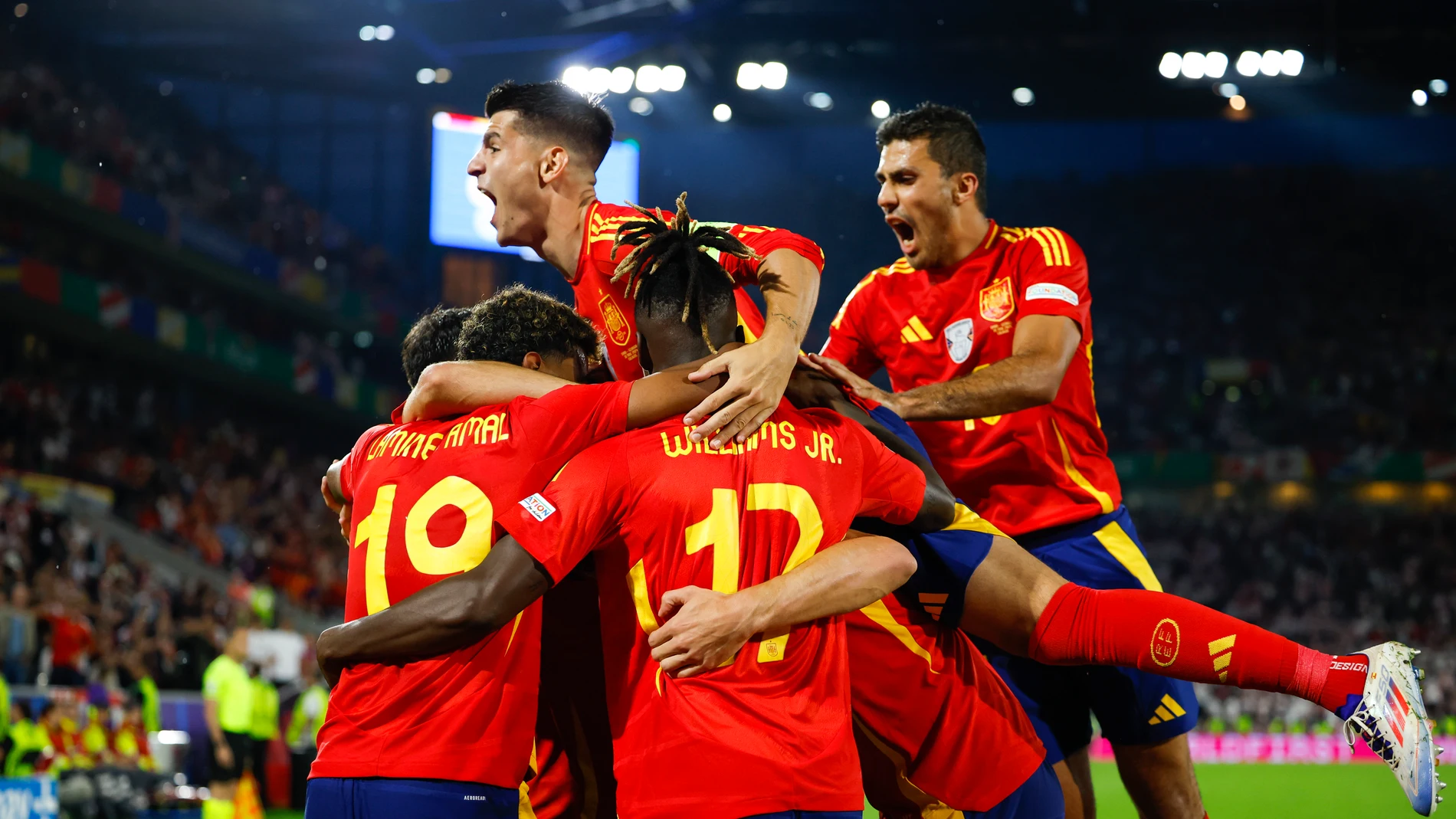 COLONIA (ALEMANIA), 30/06/2024.- Los jugadores de la selección española de fútbol celebran el segundo gol ante Georgia, durante el partido de octavos de final de la Eurocopa que las selecciones de España y Georgia disputan este domingo en Colonia. EFE/Alberto Estévez