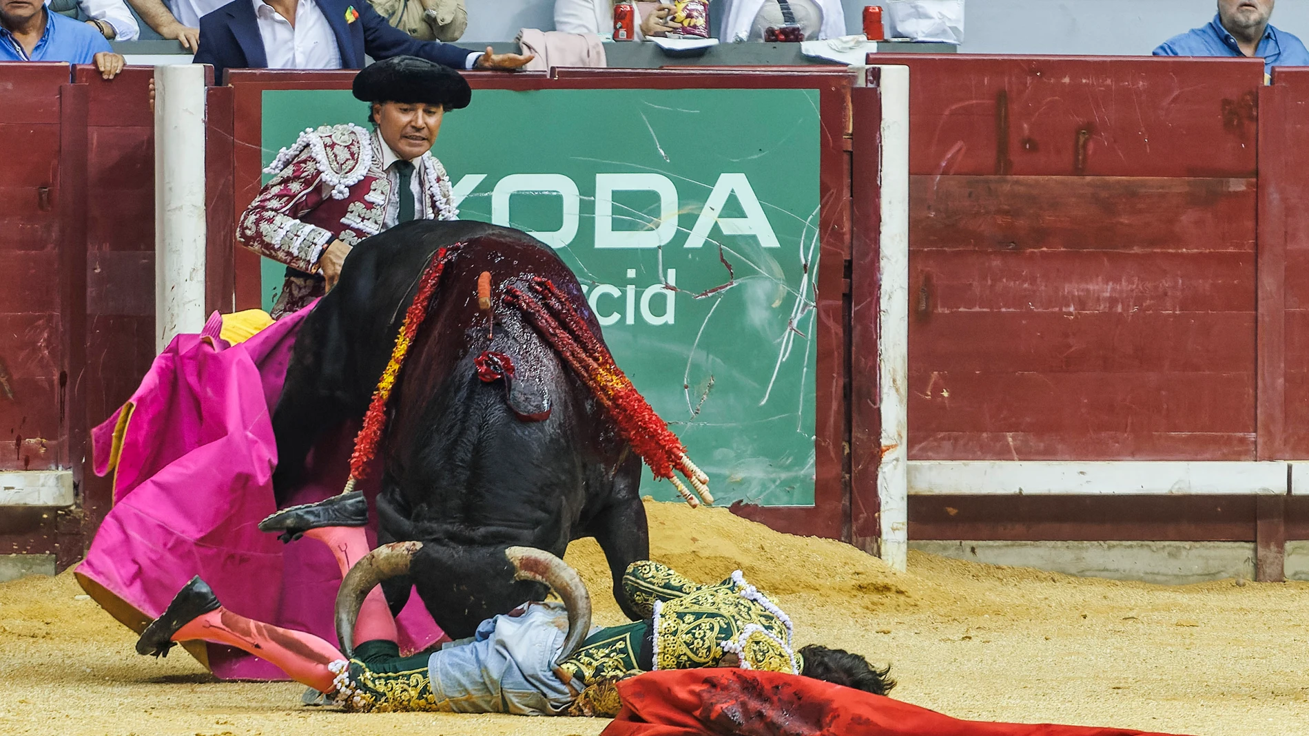 BURGOS, 30/06/2024.- El torero Curro Díaz, con unos pantalones vaqueros tras sufrir una cogida en su primero, sufre otro revolcón durante la segunda corrida de toros de la feria de San Pedro y San Pablo de Burgos. EFE/Santi Otero