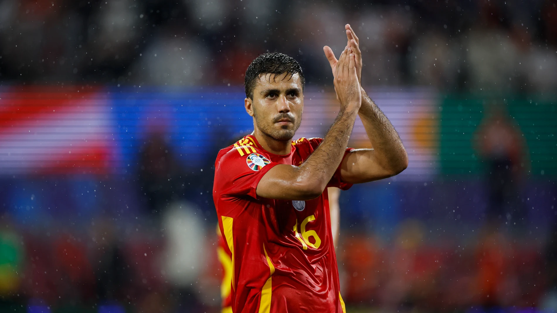 COLONIA (ALEMANIA), 30/06/2024.- El centrocampista español Rodrigo Hernández aplaude al finalizar el partido de octavos de final de la Eurocopa que las selecciones de España y Georgia disputan este domingo en Colonia. EFE/Alberto Estévez