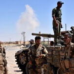 Las fuerzas progubernamentales sirias mantienen una posición cerca del pueblo de al-Maleha, en el campo norte de Deir Ezzor, el 9 de septiembre de 2017, durante la batalla en curso contra los yihadistas del grupo Estado Islámico